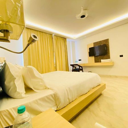 Hotel Holiday Grand Greater Noida Exterior photo