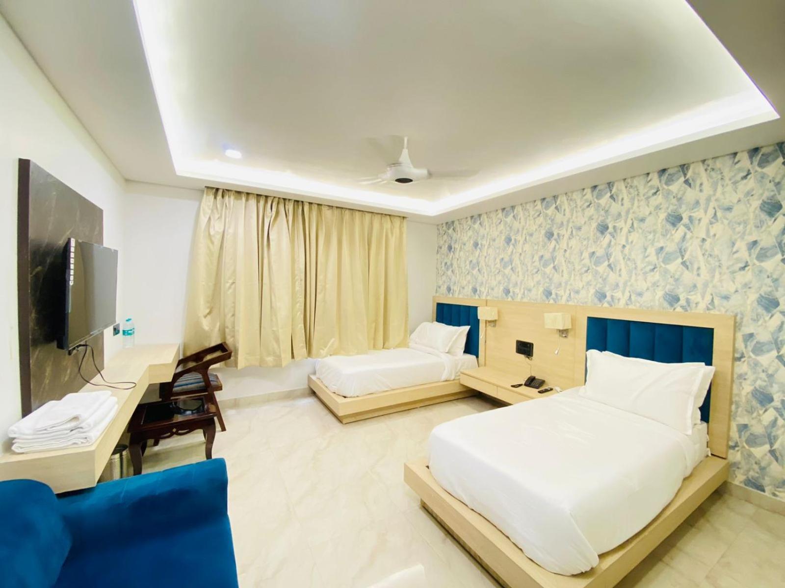 Hotel Holiday Grand Greater Noida Exterior photo