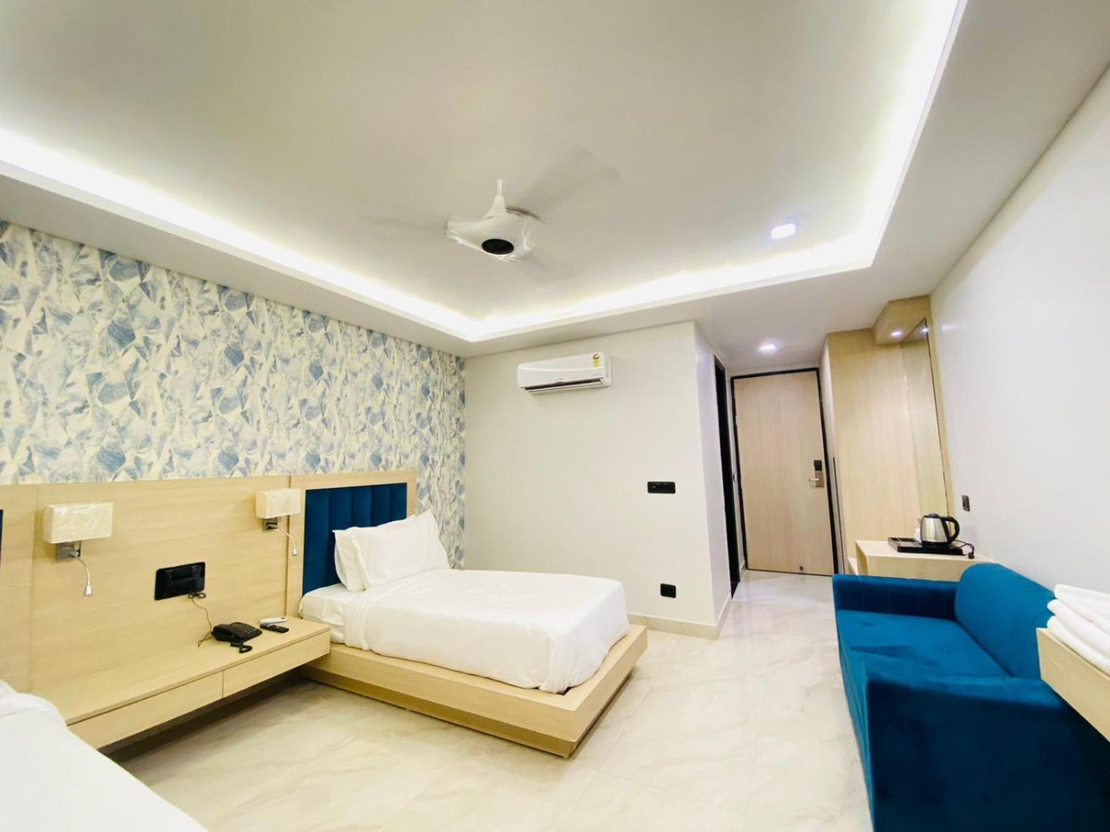 Hotel Holiday Grand Greater Noida Exterior photo