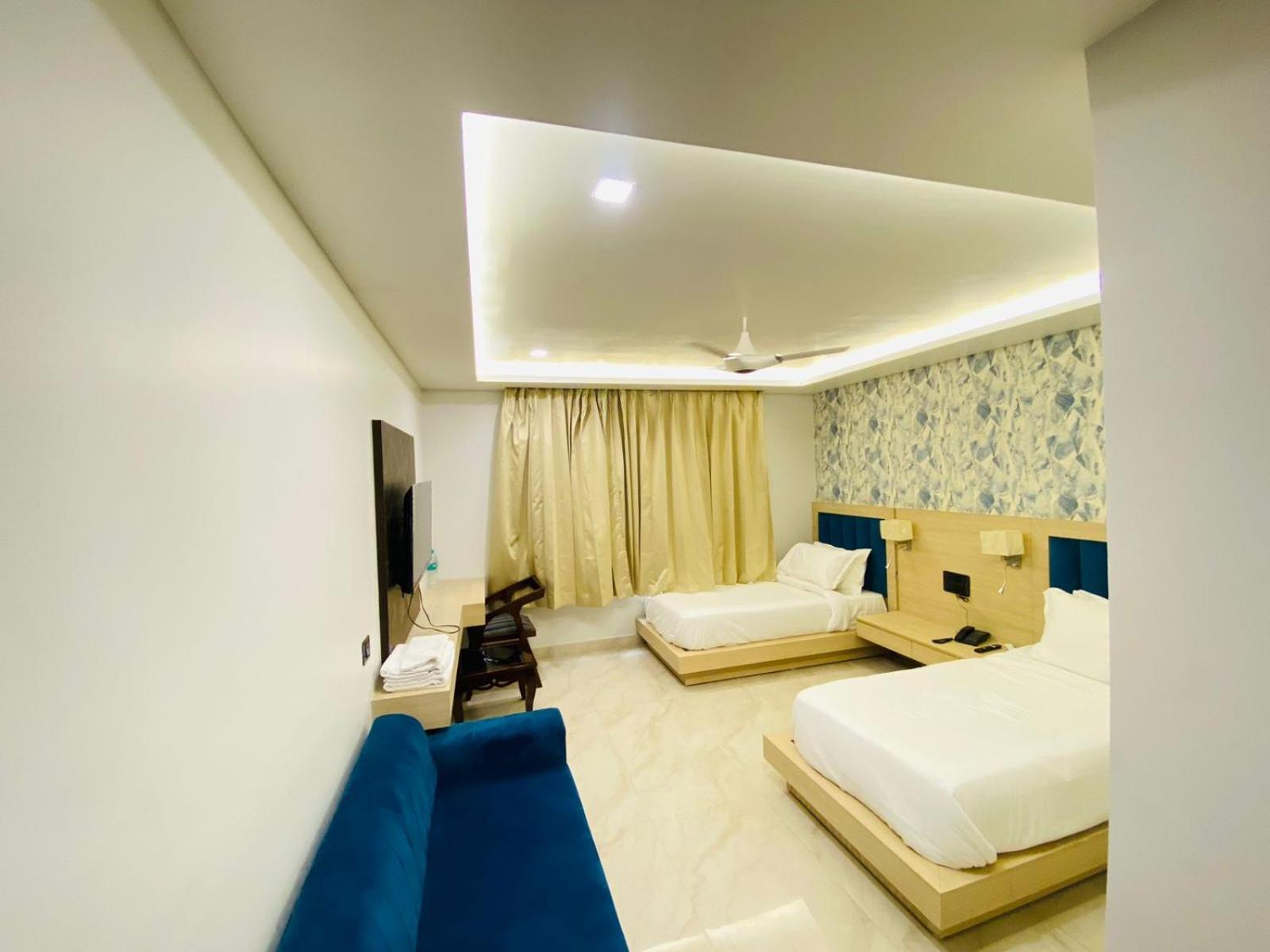 Hotel Holiday Grand Greater Noida Exterior photo