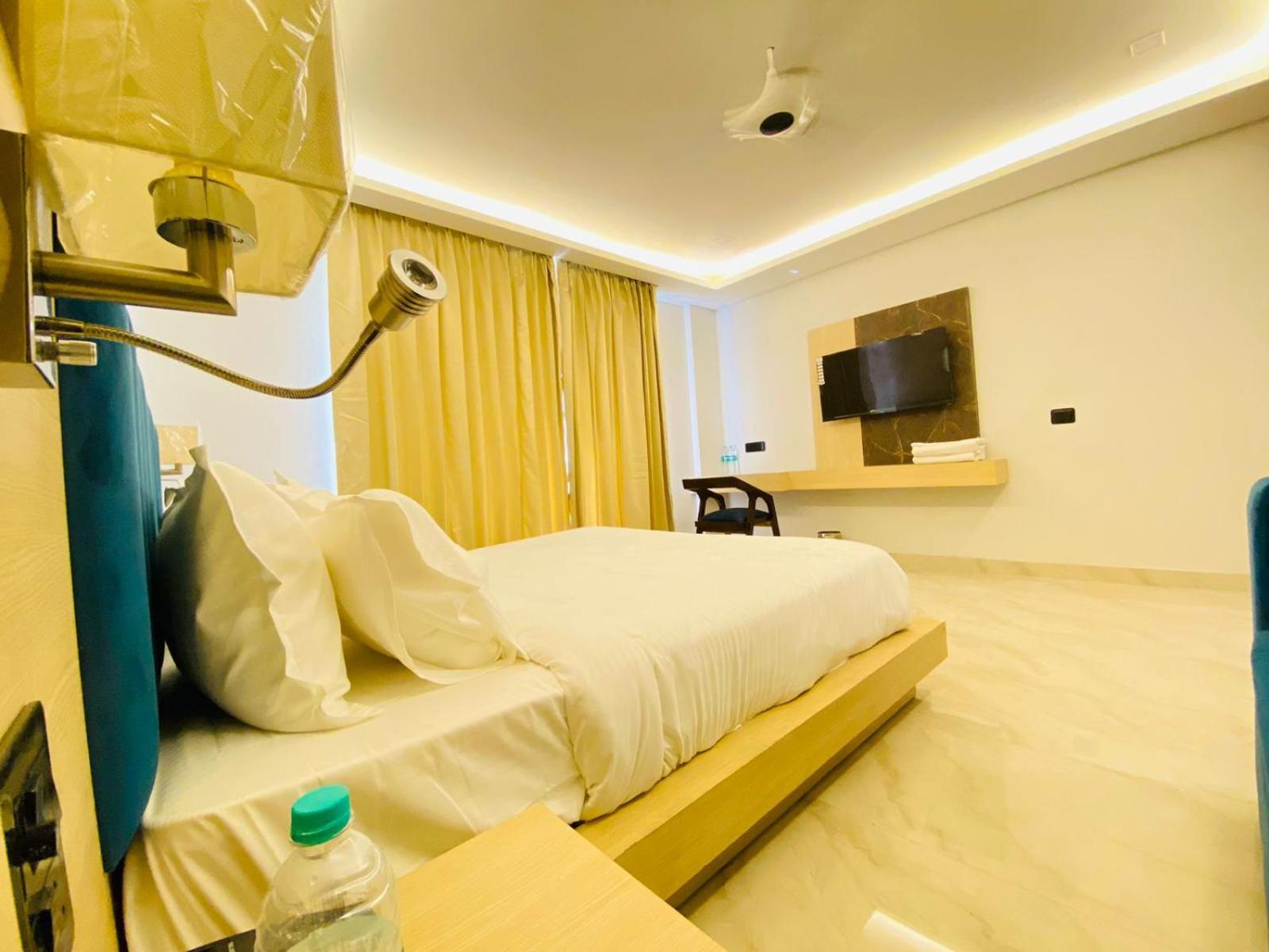 Hotel Holiday Grand Greater Noida Exterior photo