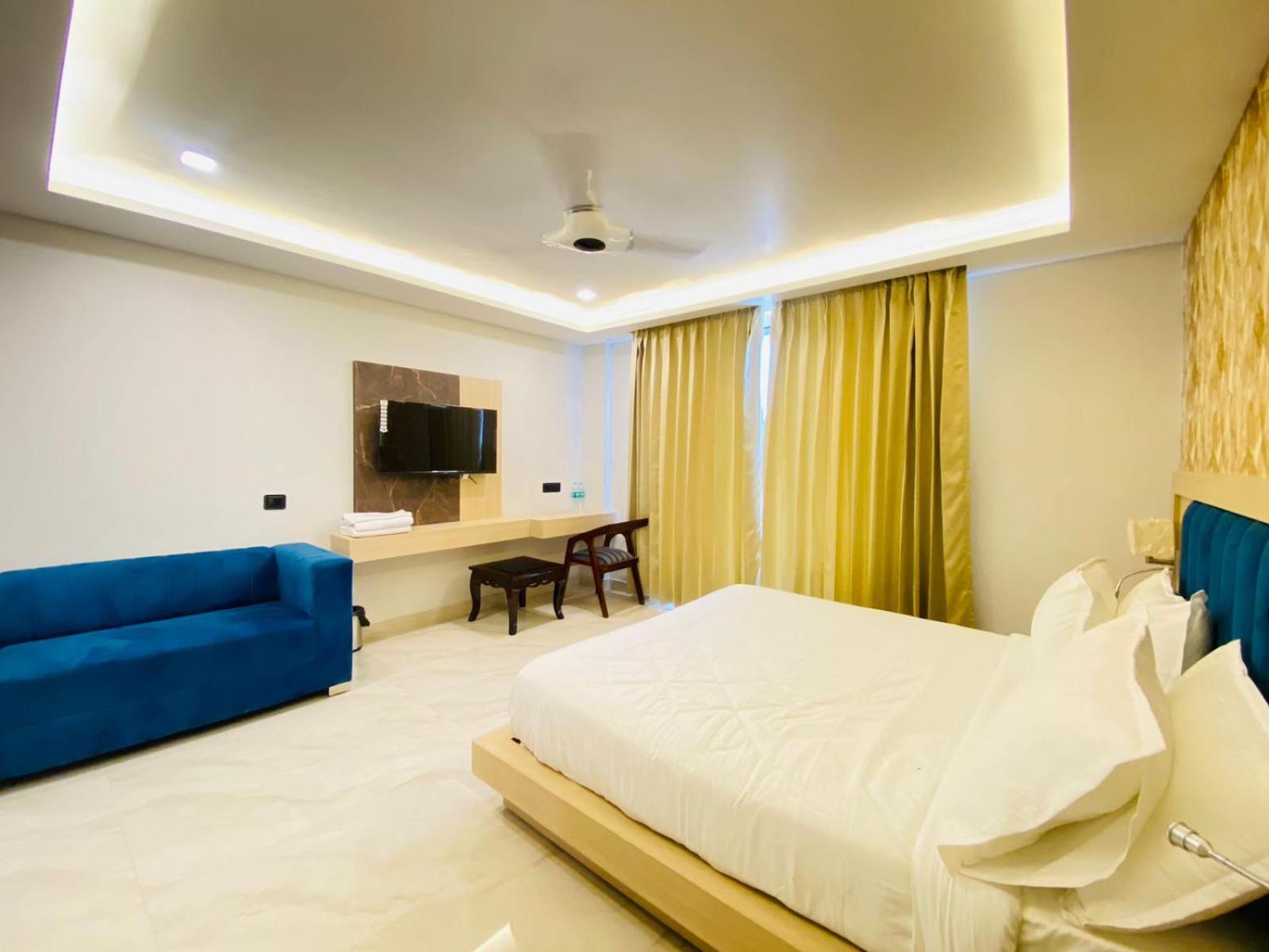 Hotel Holiday Grand Greater Noida Exterior photo