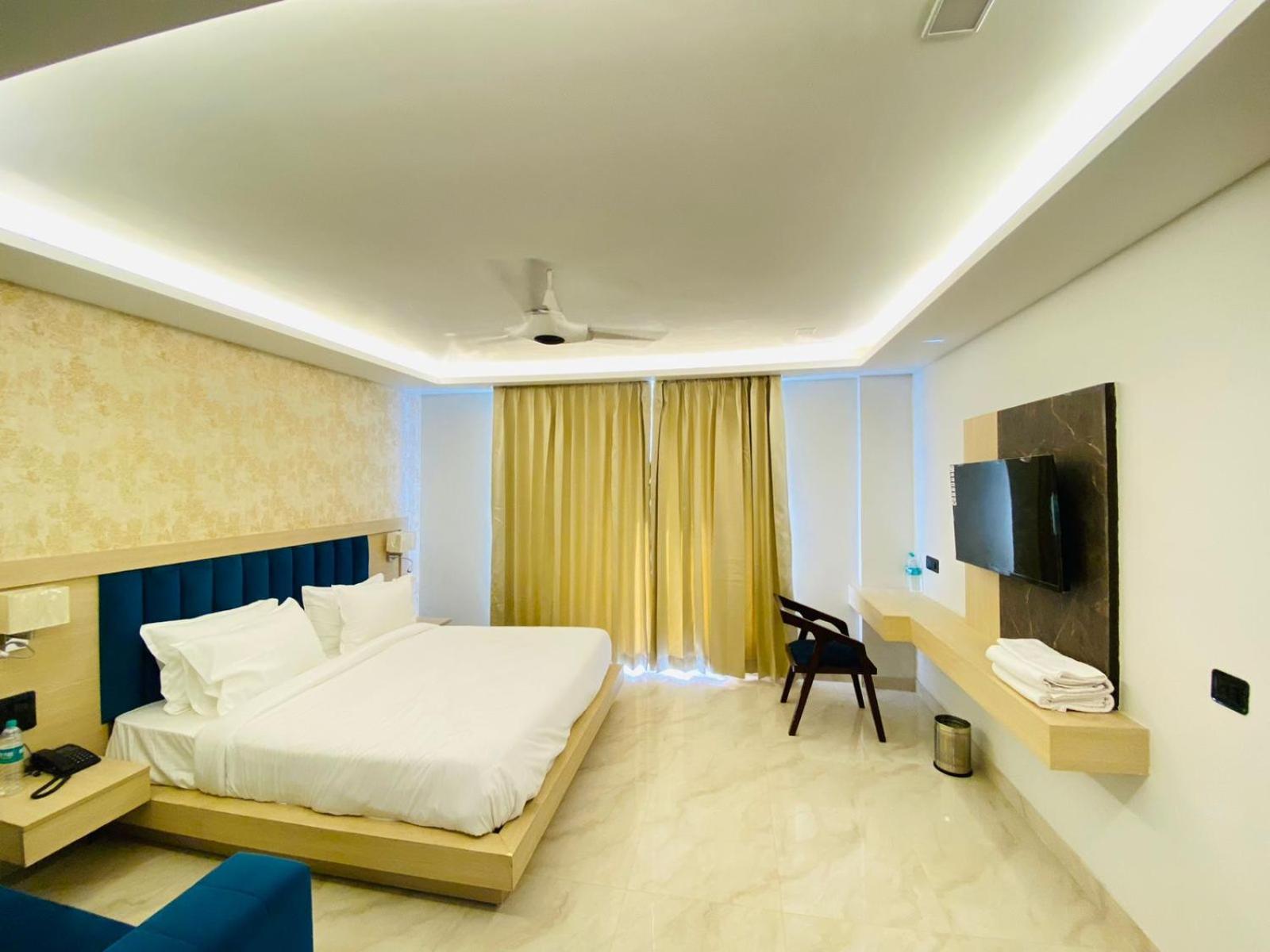 Hotel Holiday Grand Greater Noida Exterior photo