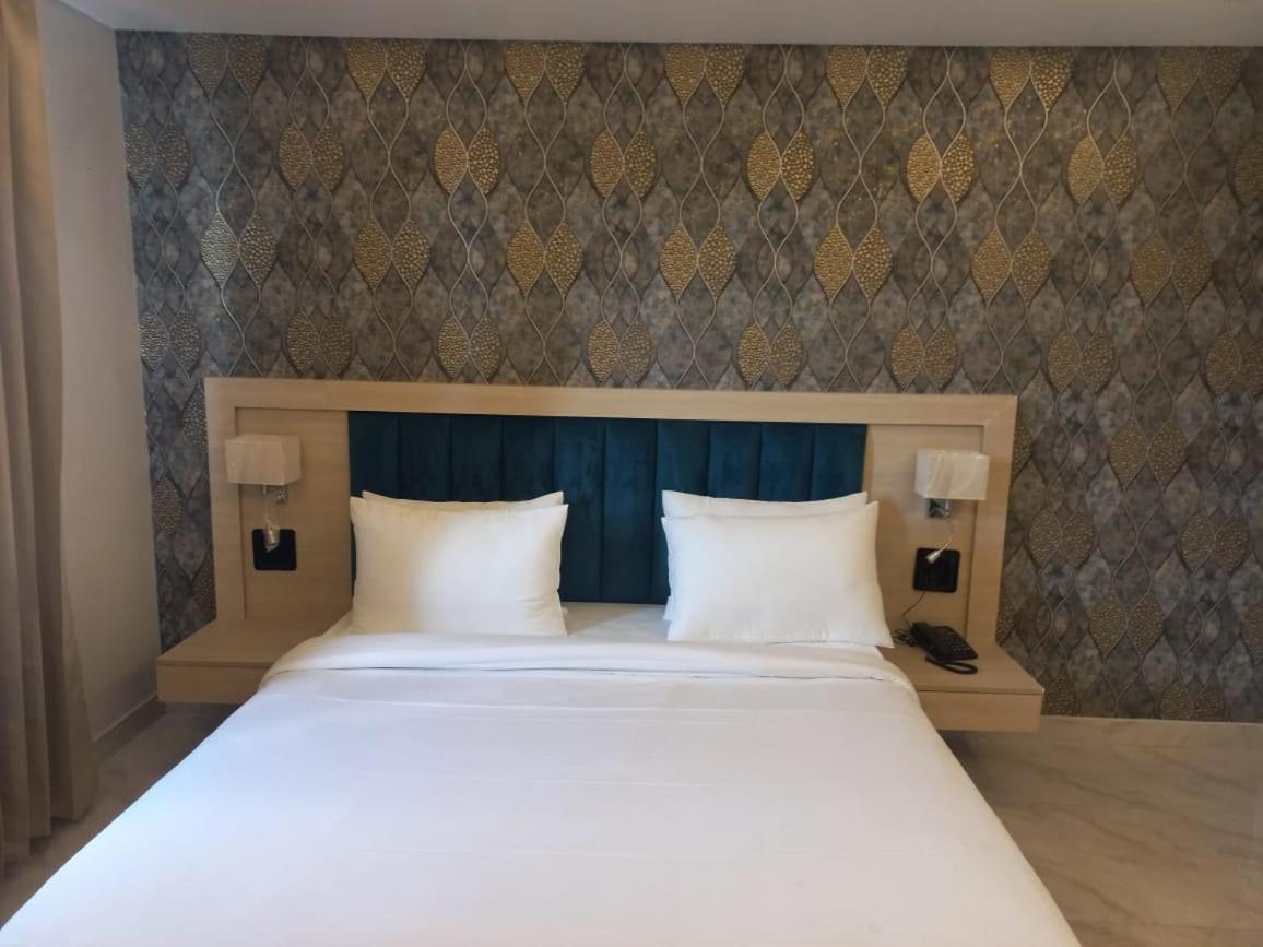 Hotel Holiday Grand Greater Noida Exterior photo
