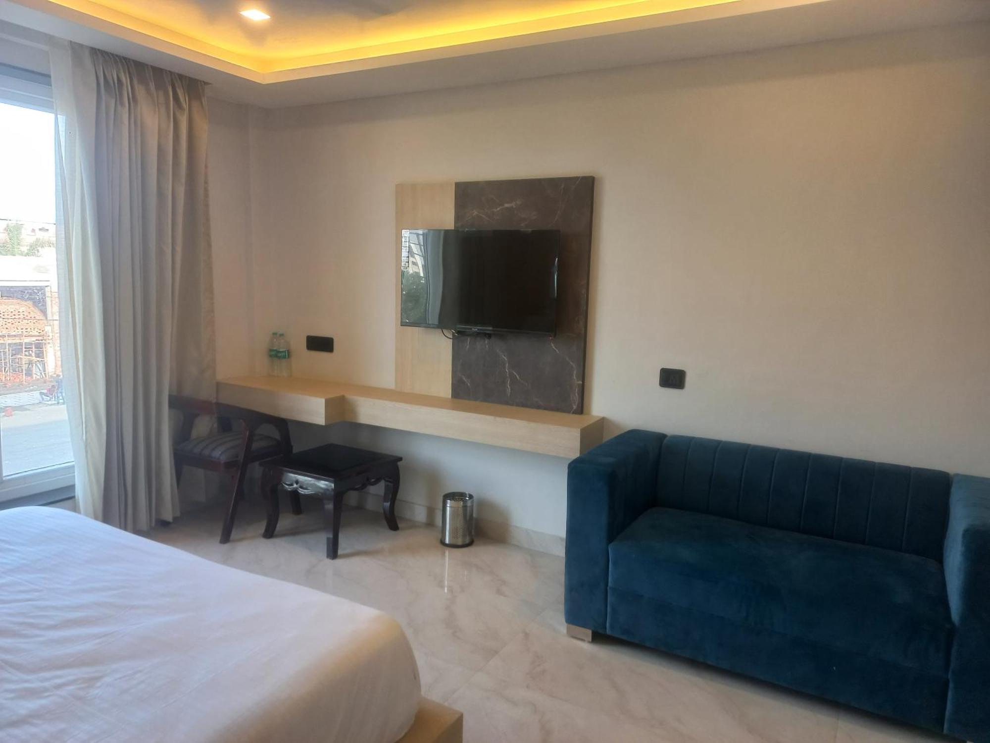 Hotel Holiday Grand Greater Noida Exterior photo
