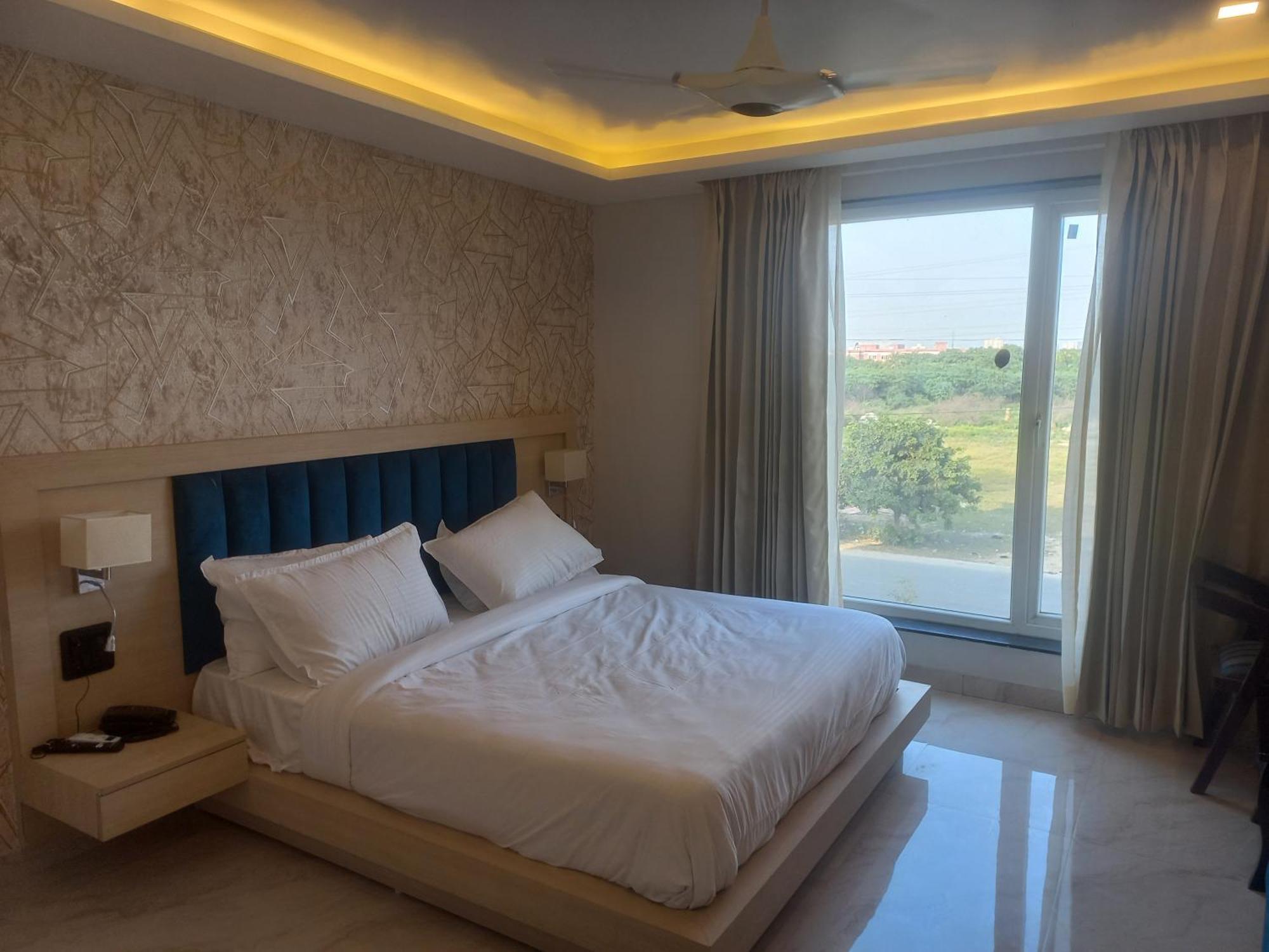 Hotel Holiday Grand Greater Noida Exterior photo